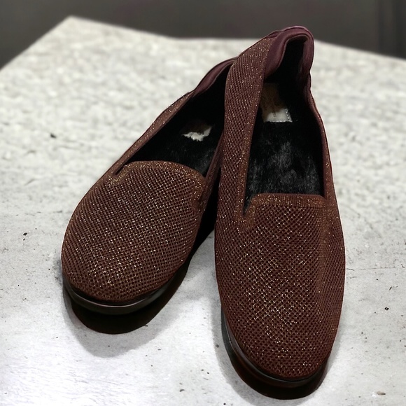 CLOUDSTEPPERS by CLARKS Burgundy Glitter INDOOR/OUTDOOR Slippers Size 8 - Picture 1 of 4